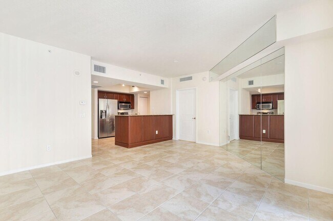 Building Photo - 403 S Sapodilla Ave