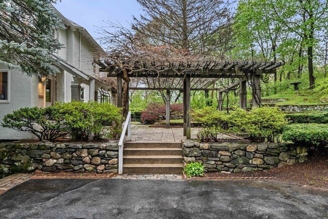 Building Photo - 12 Summit Rd