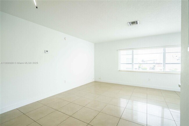 Building Photo - 1940 Biarritz Dr