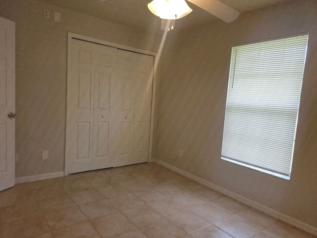 Building Photo - 3 bedroom 2 bath 1 car garage duplex