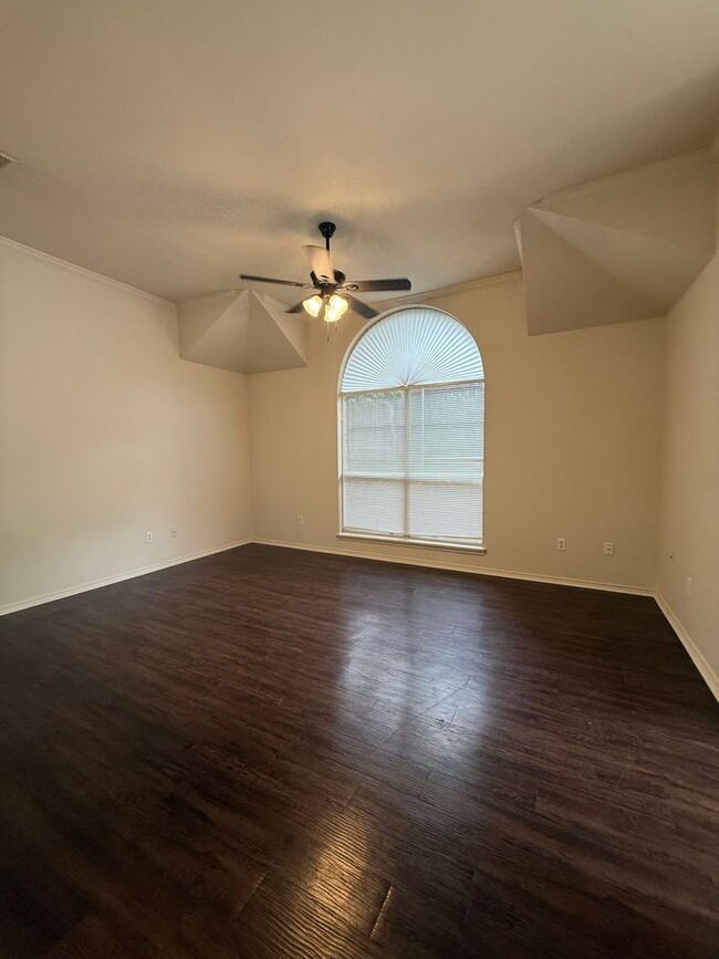 Building Photo - 3/2/2 Duplex / Bathroom Reno / Updated/ Fenced Back Yard - Pets Welcome