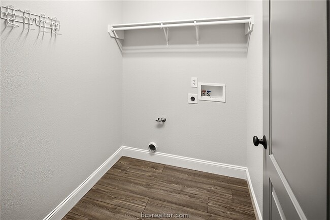 Building Photo - 916 Crested Point Dr