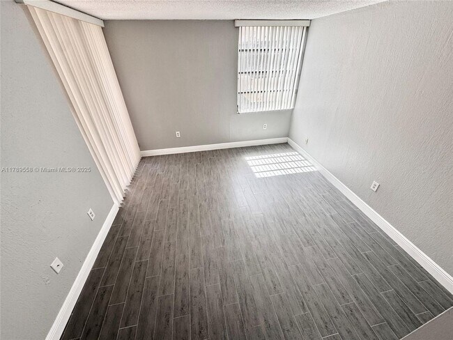 Building Photo - 10400 SW 108th Ave