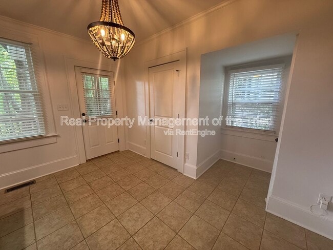 Building Photo - 513 S Hawthorne Rd