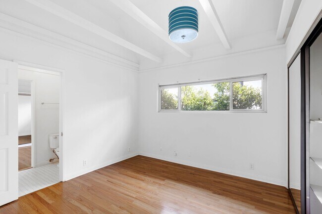 Building Photo - Spacious 4 BR 3 BA Home in Prime West L.A.