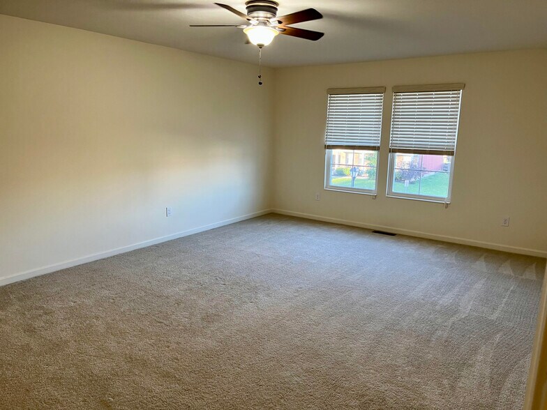 master bedroom - 4189 Pheasant Ridge Ct