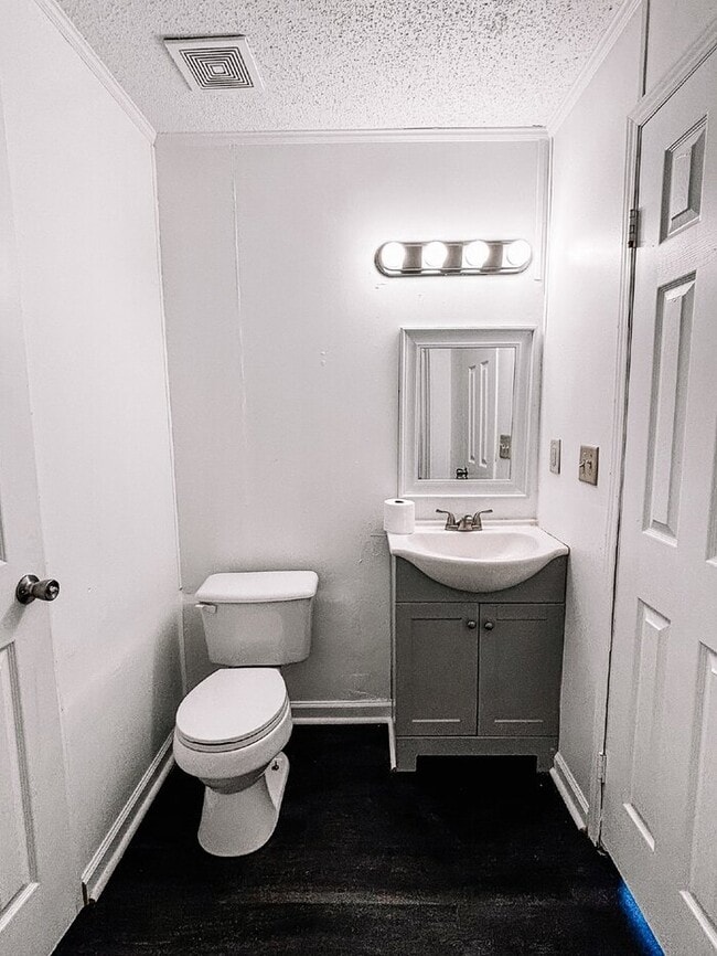 Building Photo - Spacious 4-Bed, 3-Bath Retreat on Greenhill Rd – 2000 Sq Ft of Charleston Charm!