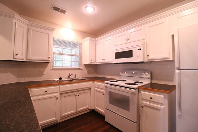 Building Photo - 1 Bedroom 1 Bath Duplex in Navy Hill Area ...