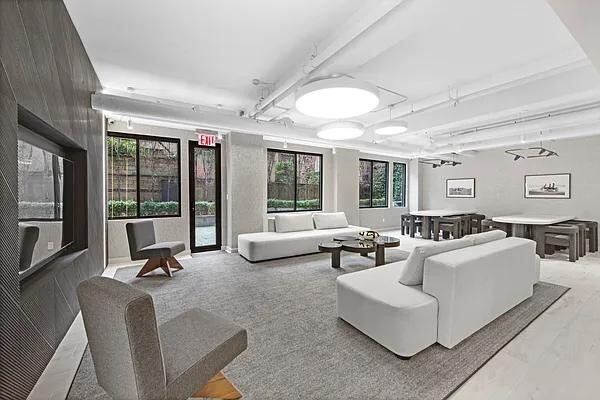 Building Photo - 340 E 51st St