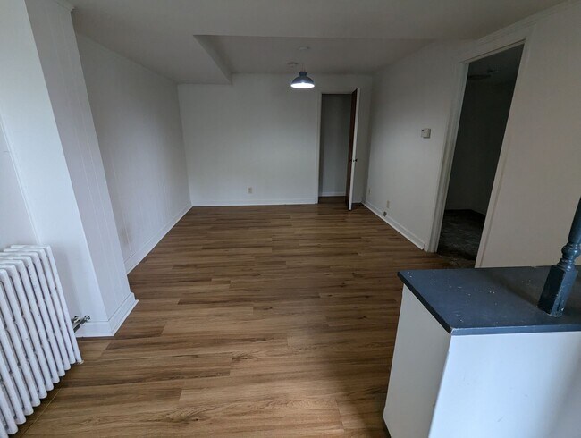 Building Photo - Cozy Studio Apartment in the Heart of Shorewood Hills