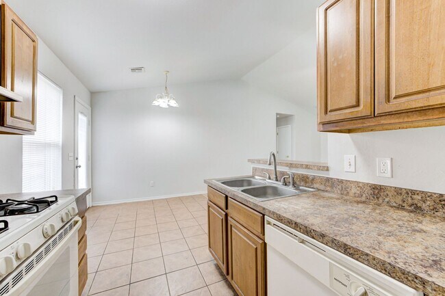 Building Photo - Cute 3BD/2BTH Duplex in Central East Norman!