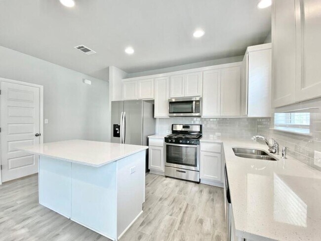Building Photo - 2420 Pecan Island Dr