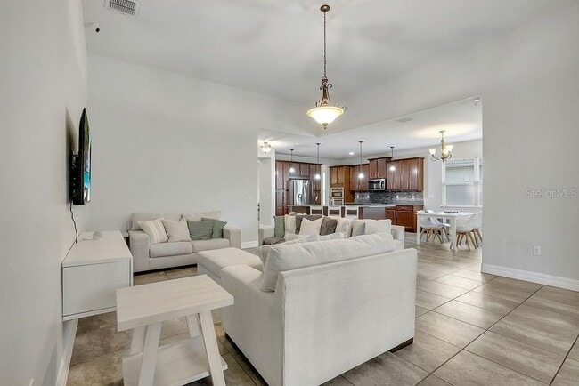 Building Photo - 2450 Chateau Lp