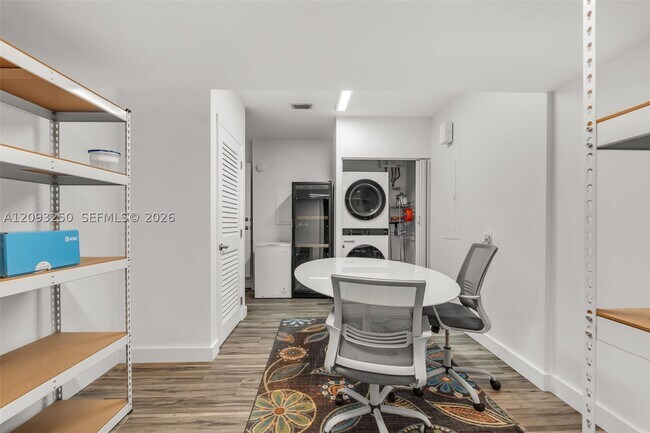 Building Photo - 700 Vilabella Ave