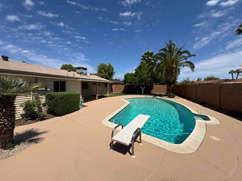 Building Photo - 1909 E La Jolla Dr