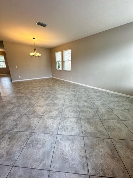 Building Photo - 4941 Maple Park St