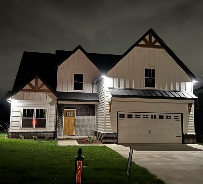Building Photo - 221 Bluebell Dr