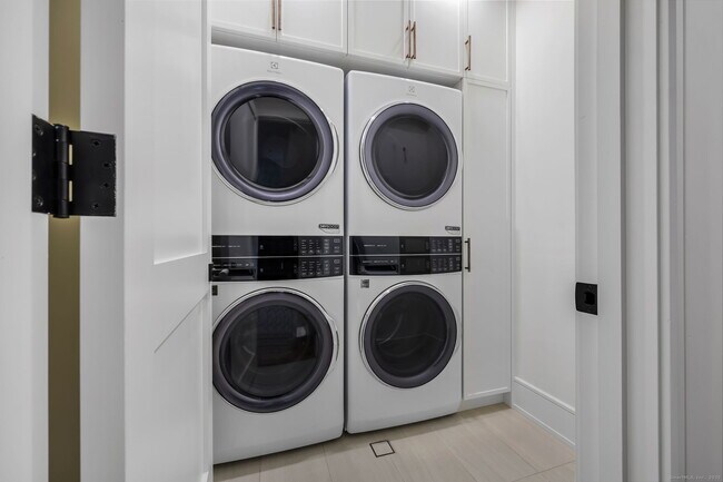 Building Photo - 191 Field Point Rd