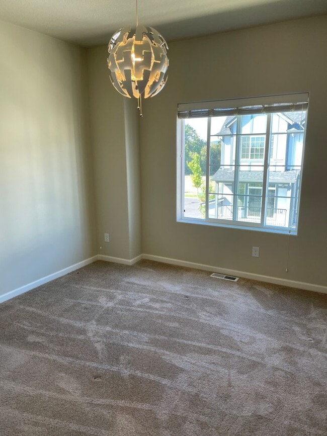Building Photo - Bethany Townhouse