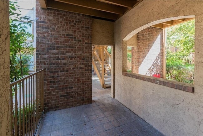 Building Photo - 806 W 24th St