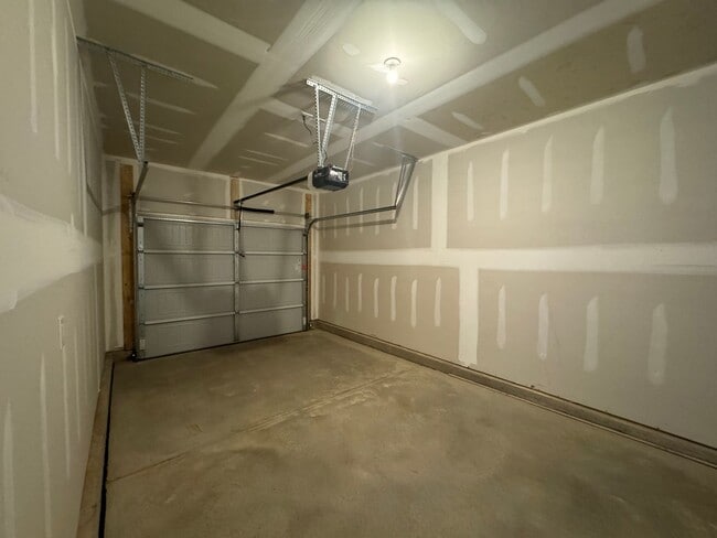Building Photo - Stunning 3BR 2.5BA Townhome in Jamestown