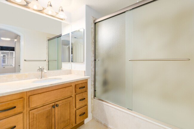 Building Photo - Expansive Marina District 2 Bedroom at Cit...