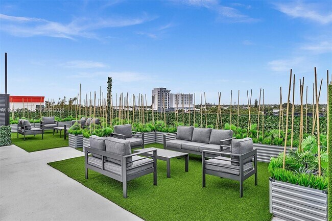 Building Photo - 2100 Miami Rd