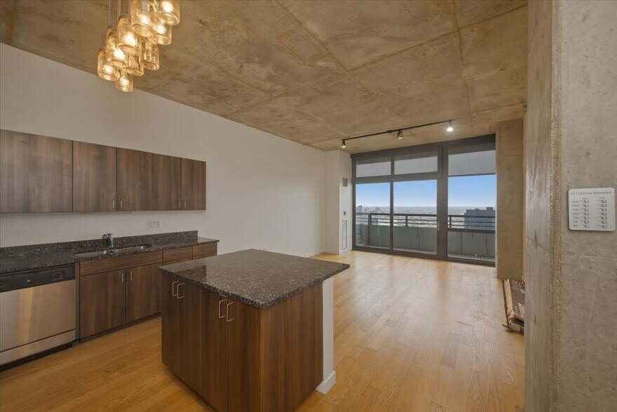 Building Photo - 235 W Van Buren St