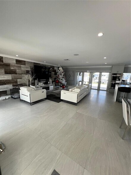 Building Photo - 5510 Bayview Dr