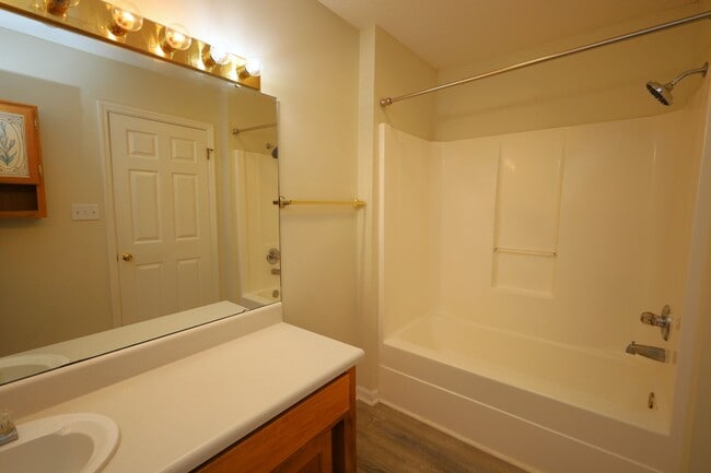 Building Photo - 4200 Shadowwood Dr