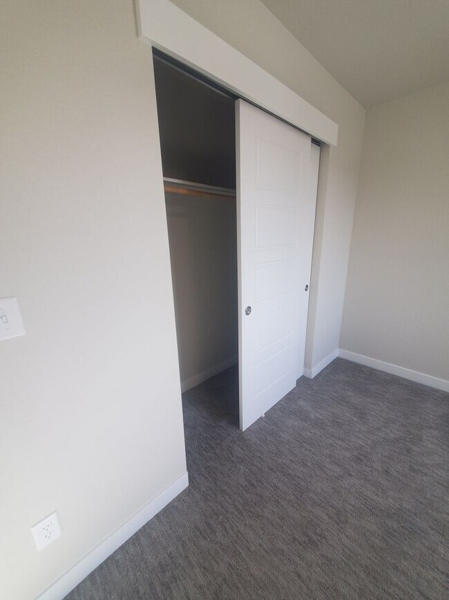 Building Photo - Updated and Very Spacious 3 Bedroom Townho...