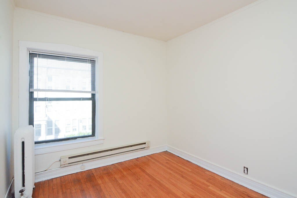 Building Photo - 832 W Waveland