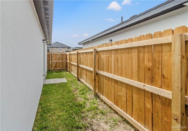 Building Photo - 1300 W Platinum Dr