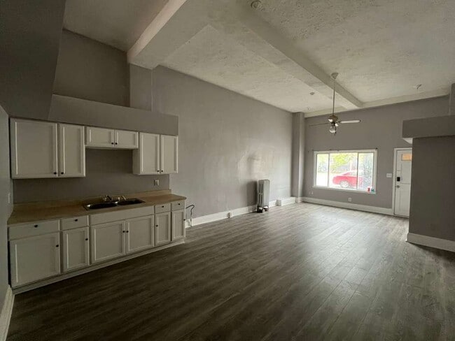 Building Photo - 14628 Lakeshore Blvd