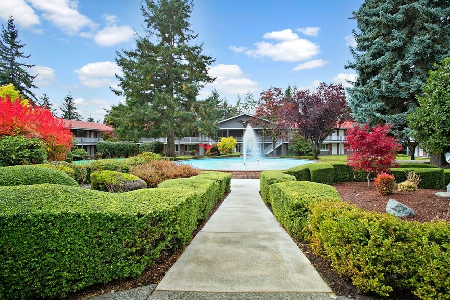 Colonial Square's well-maintained landscaping and fountain - Colonial Square