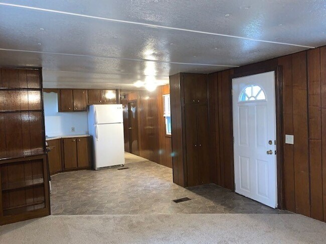 Building Photo - 2 Bed 1 Bath Mobile Home