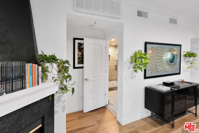 Building Photo - 851 N San Vicente Blvd