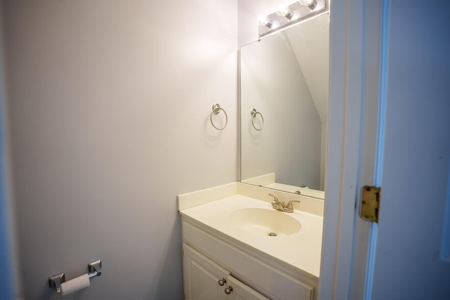 Building Photo - 19 Cheltenham Dr