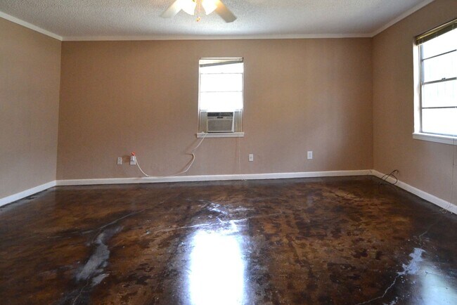 Building Photo - 2/1 House in Hip East Austin!