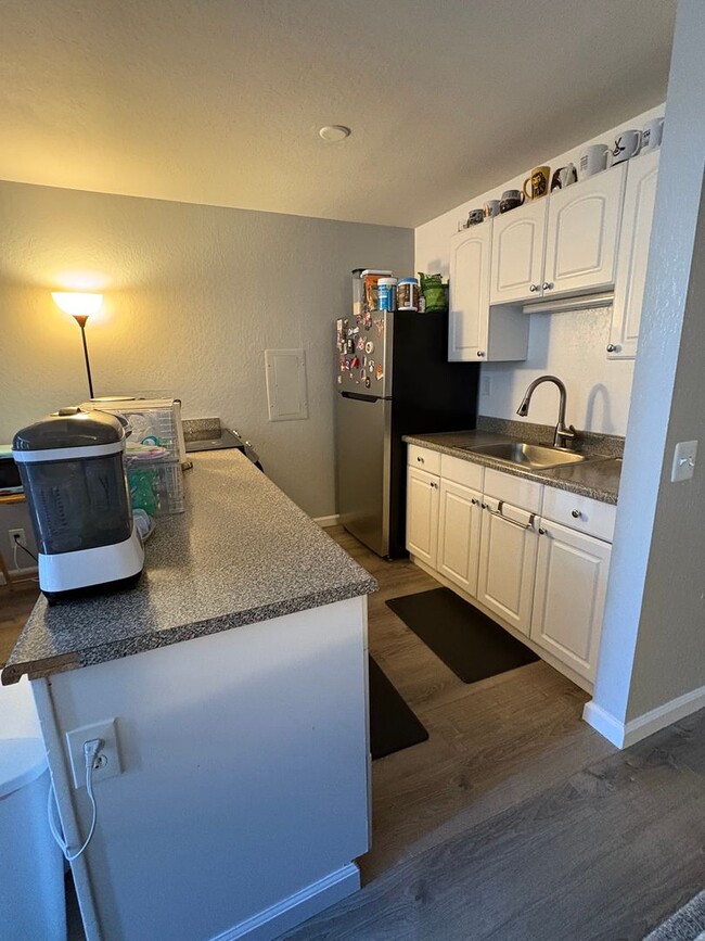 Building Photo - Charming 2 bedroom, 1 bathroom with 1 assi...
