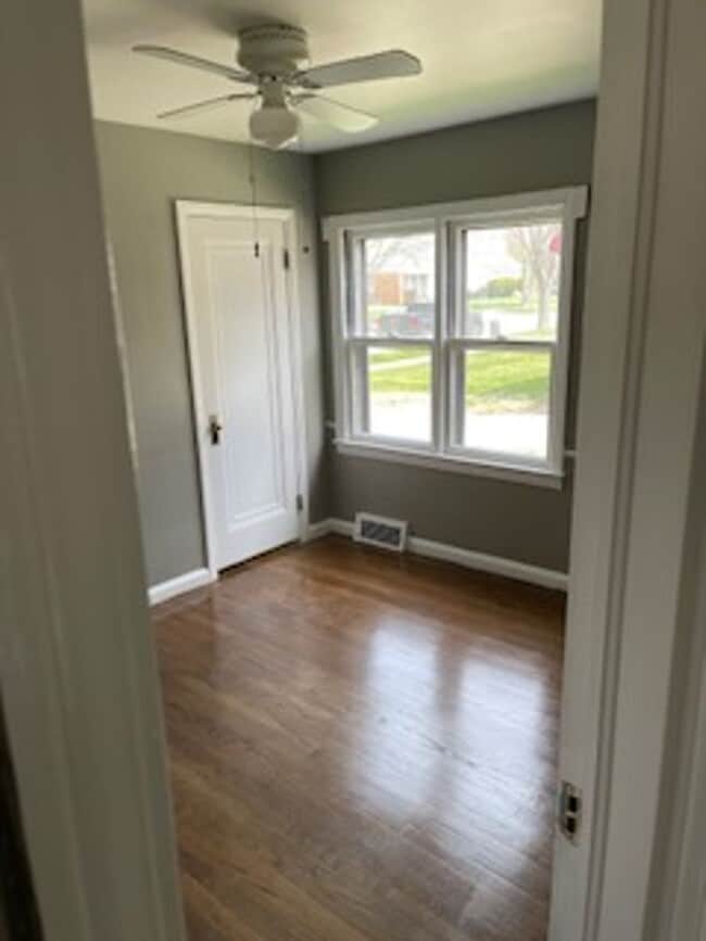 Building Photo - 3 bed 1 bath bungelow in Harper Woods with attached garage and basement