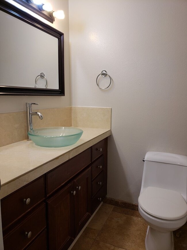 Building Photo - Great 3-bedroom, 2 bath home in Tustin Mea...