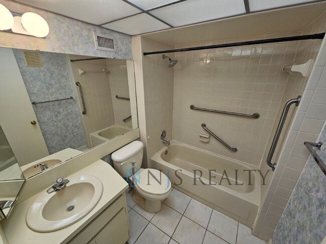 Building Photo - LOCATION LOCATION! 2/2 1234 Sq. Ft. with H...
