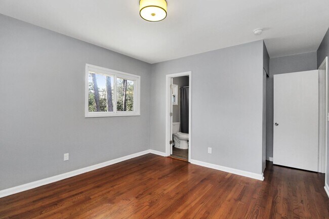 Building Photo - 3 bedroom 2 bath home in a great area filled with tons of extras you will LOVE!