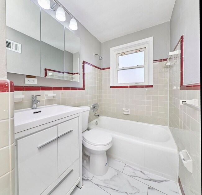 Building Photo - 8601 Belhaven Dr