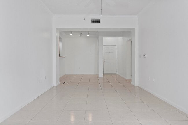 Building Photo - 533 NE 3rd Ave