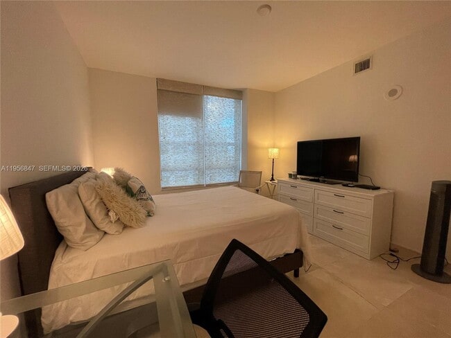 Building Photo - 950 Brickell Bay Dr