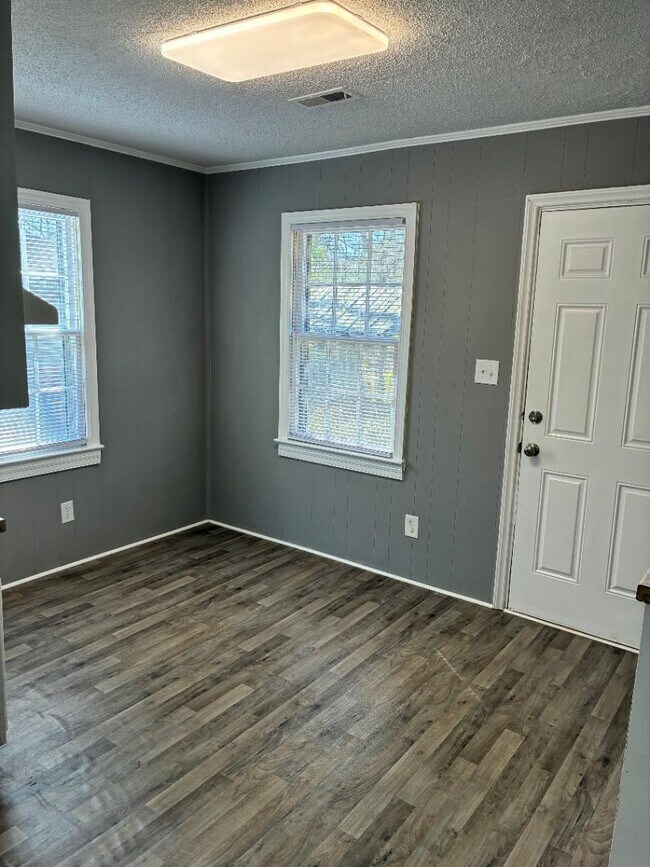 Building Photo - 207 Lee St NE