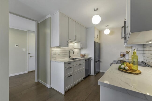 Building Photo - 565 Bellevue Ave