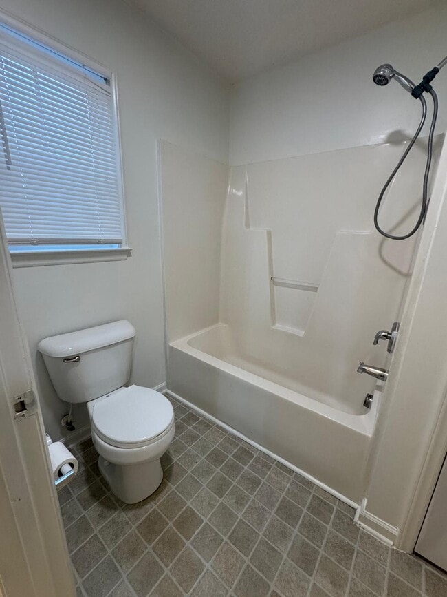 Building Photo - 136 Creek Commons Ave